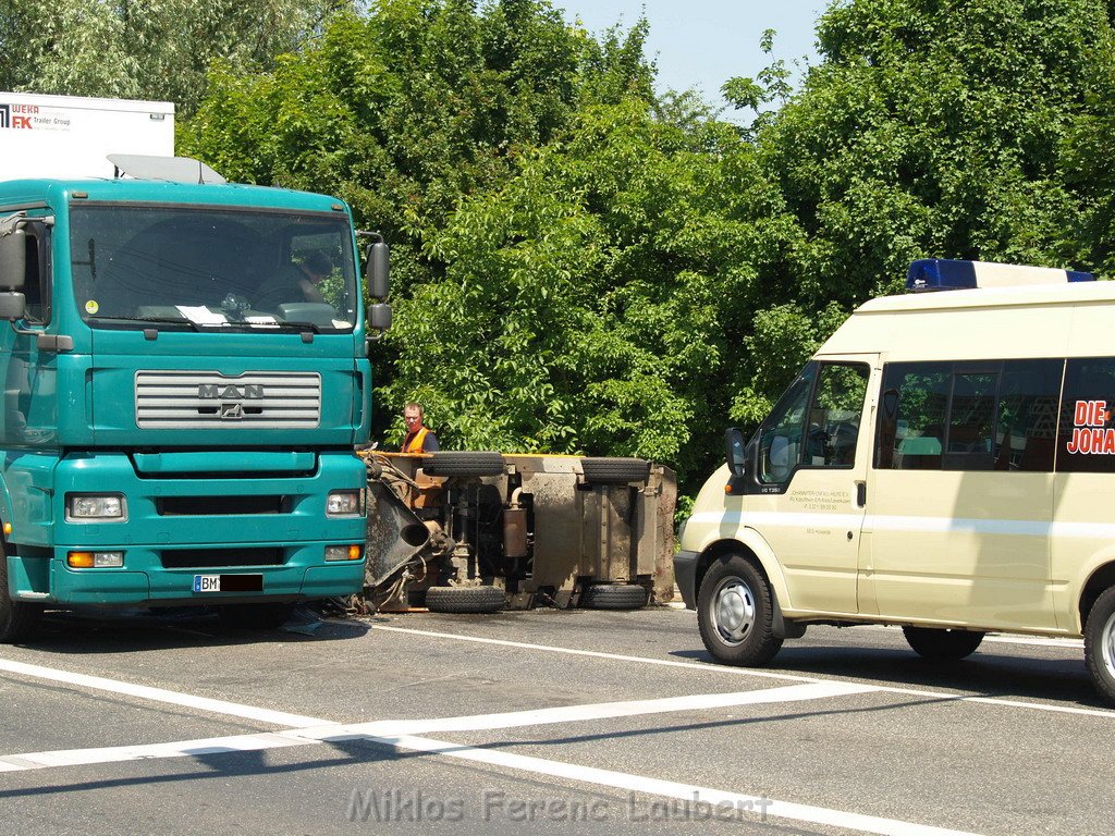 VU LKW Kehrmaschine Koeln Porz Gremberhoven Frankfurterstr - Ratherstr 20.JPG